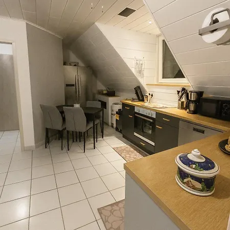 Zentrale Maisonette Mit Büro&parkplatz Apartamento